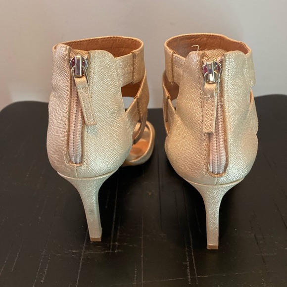 DRESS BARN women beautiful gold shimmer heels size 6M - Picture 9 of 11